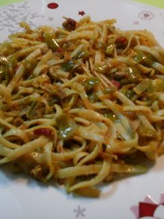 Una foto de Tallarines con atún al curry