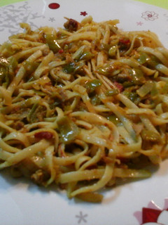 Una foto de Tallarines con atún al curry