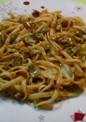 Una foto de Tallarines con atún al curry