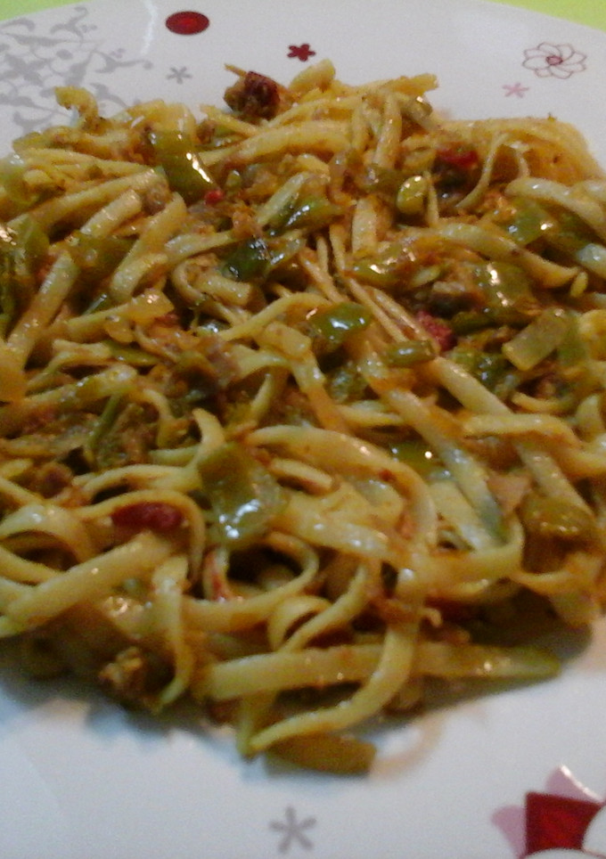 Una foto de Tallarines con atún al curry