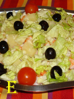 Una foto de Ensalada de arroz, embutido de pavo, langostinos, piña y otros frutos