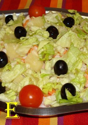 Una foto de Ensalada de arroz, embutido de pavo, langostinos, piña y otros frutos