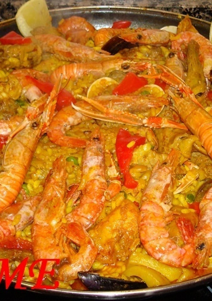 Una foto de Paella mar y montaña Carme