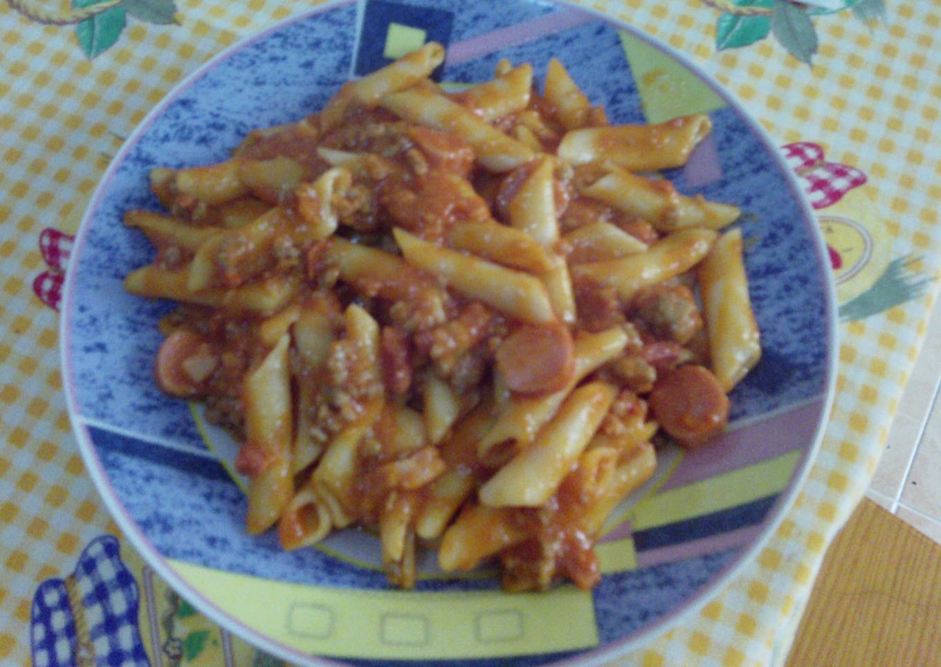 Macarrones con carne picada, salchichas, bacon y chorizo
