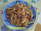 Macarrones con carne picada, salchichas, bacon y chorizo