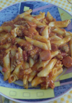 Una foto de Macarrones con carne picada, salchichas, bacon y chorizo