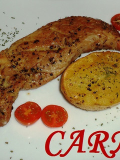 Una foto de Solomillo de cerdo con patatas y escalibada al horno