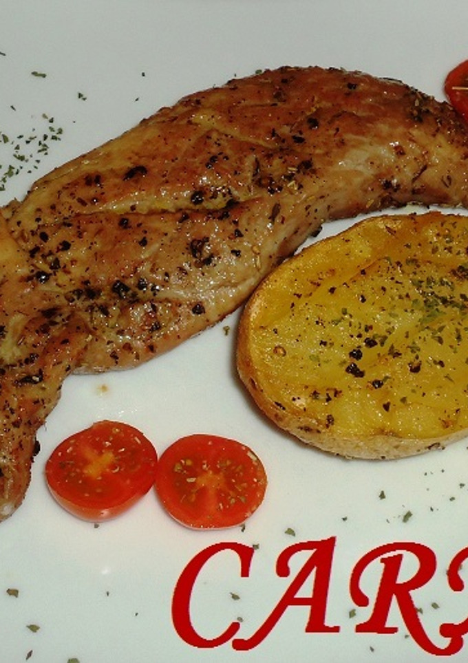 Una foto de Solomillo de cerdo con patatas y escalibada al horno 