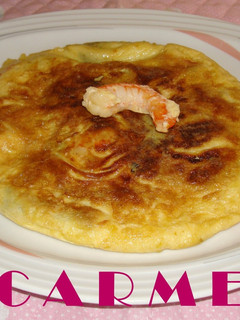 Una foto de Tortilla de espárragos trigueros, langostinos y pimiento