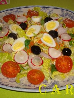 Una foto de Ensalada del tiempo, con huevos de codorniz y salsa vinagreta Carme