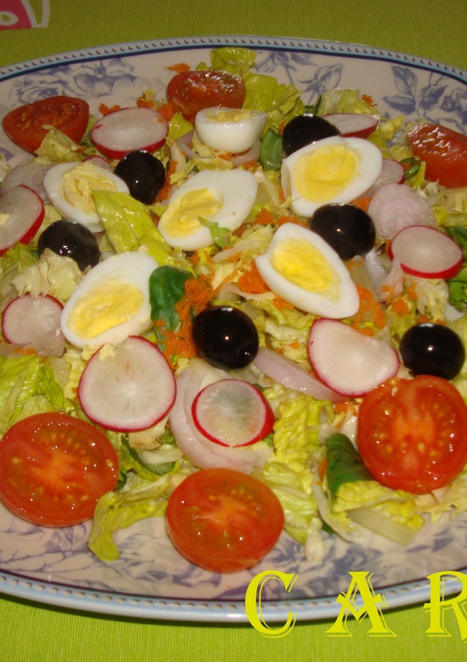 Una foto de Ensalada del tiempo, con huevos de codorniz y salsa vinagreta Carme