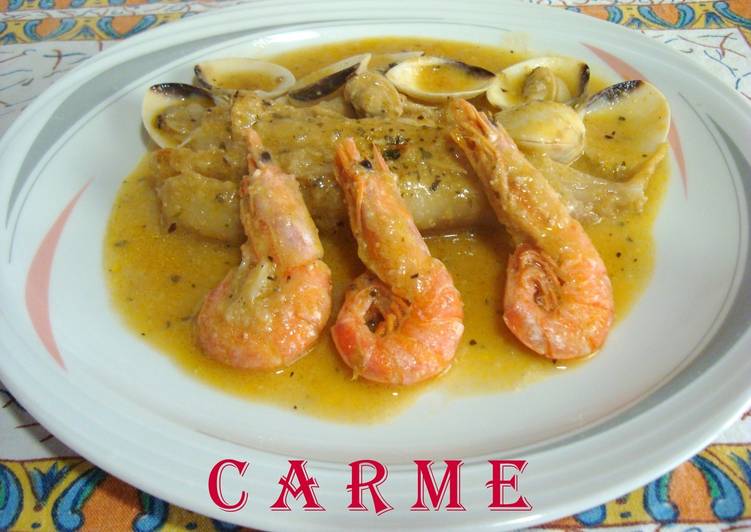 Rape con almejas y gambas en salsa
