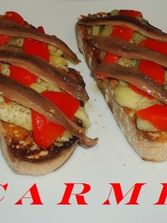 Una foto de Tostadas con escalibada y anchoas de l'escala