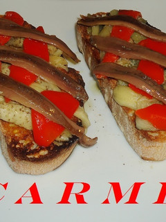 Una foto de Tostadas con escalibada y anchoas de l'escala