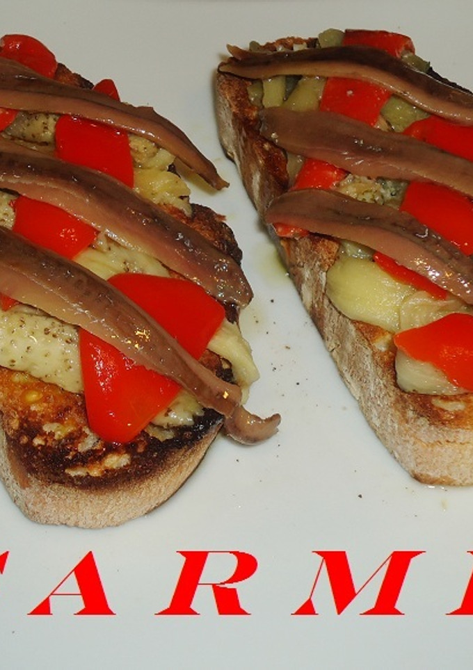 Una foto de Tostadas con escalibada y anchoas de l'escala