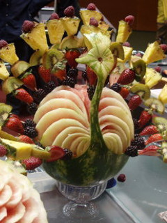 Una foto de Pinchos de frutas navideños