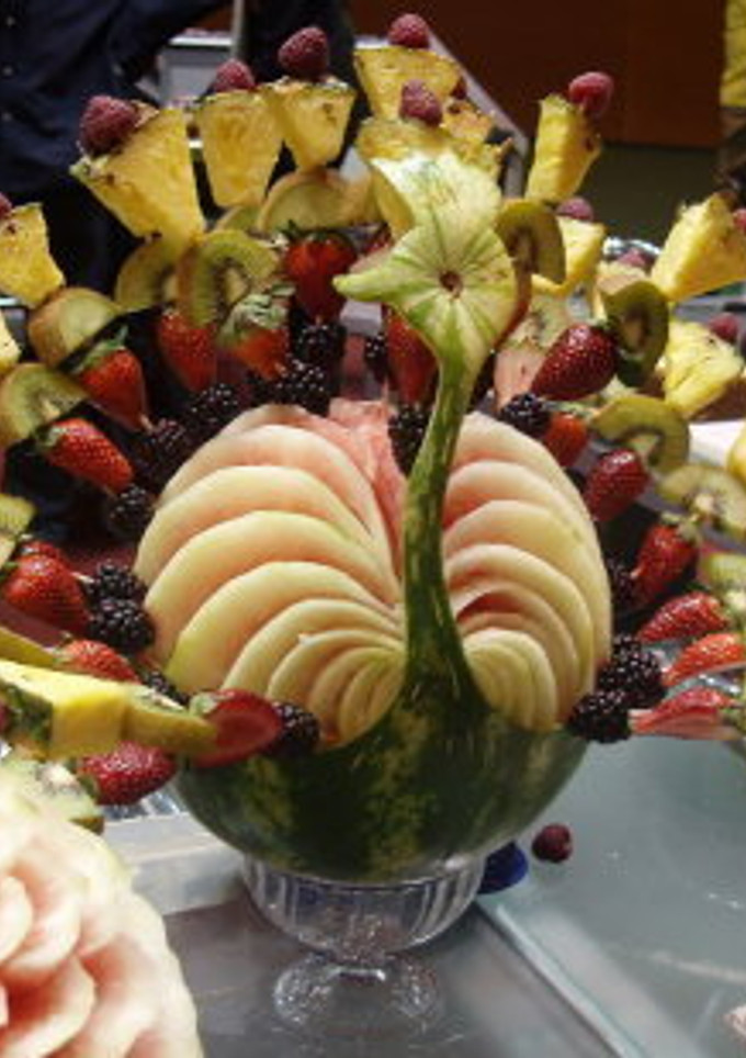 Una foto de Pinchos de frutas navideños