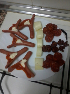 Una foto de Cena con salchichas