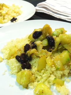 Una foto de Cuscus con verduras y pasas