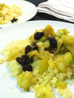 Una foto de Cuscus con verduras y pasas