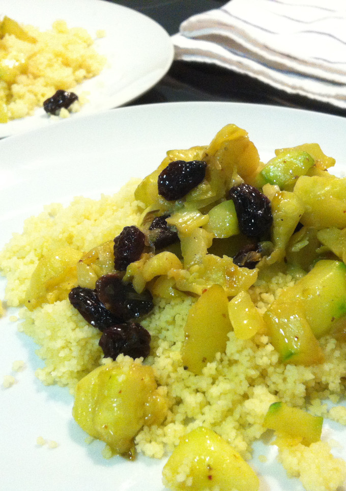 Una foto de Cuscus con verduras y pasas