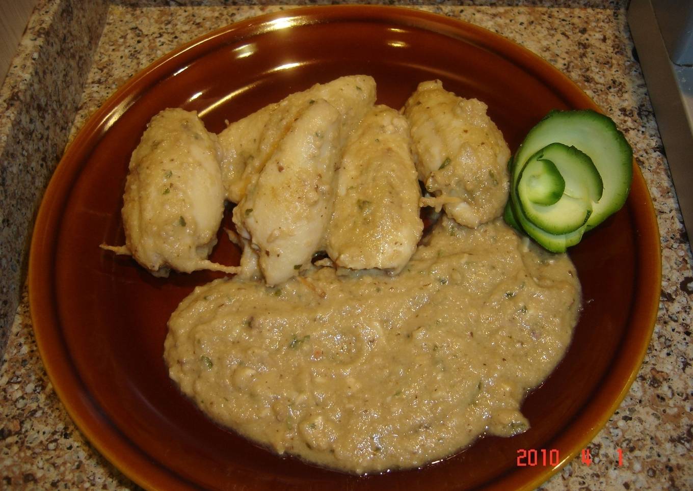 Calamares rellenos con salsa de almendras