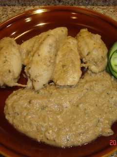 Una foto de Calamares rellenos con salsa de almendras