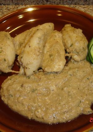 Una foto de Calamares rellenos con salsa de almendras