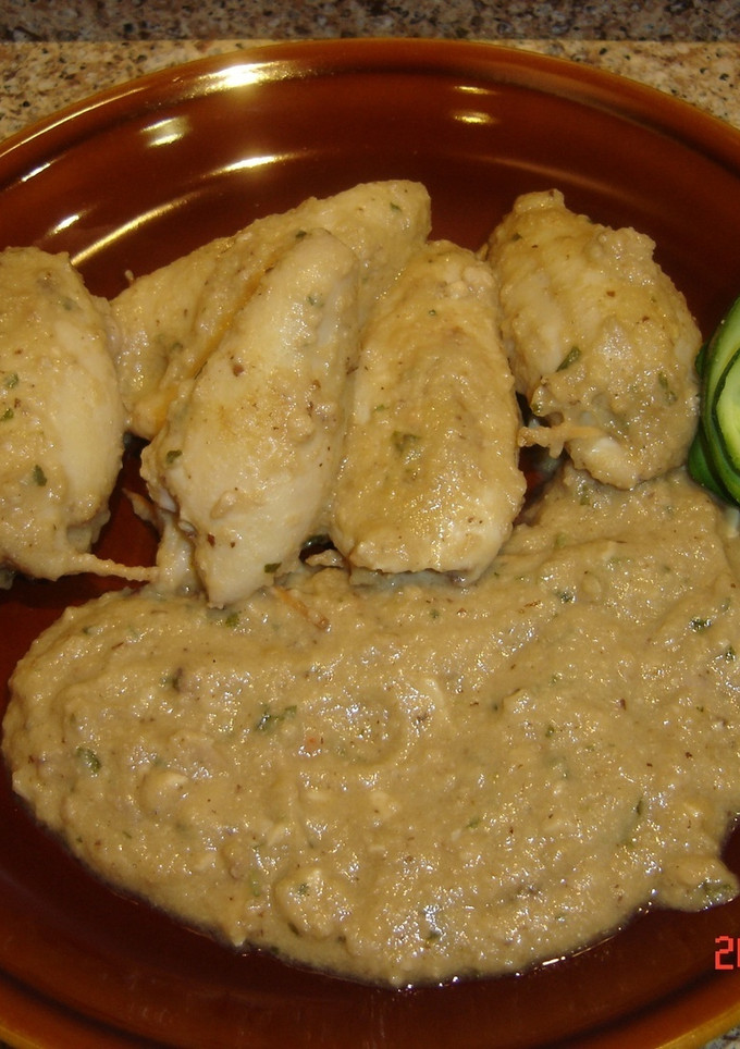 Una foto de Calamares rellenos con salsa de almendras