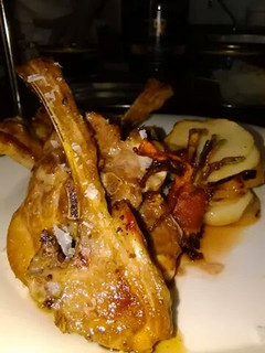 Una foto de Chuletillas con papas panaderas
