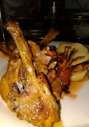 Una foto de Chuletillas con papas panaderas