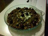 Postre de cerezas y chocolate