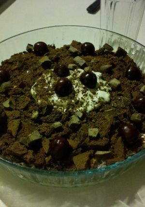 Una foto de Postre de cerezas y chocolate