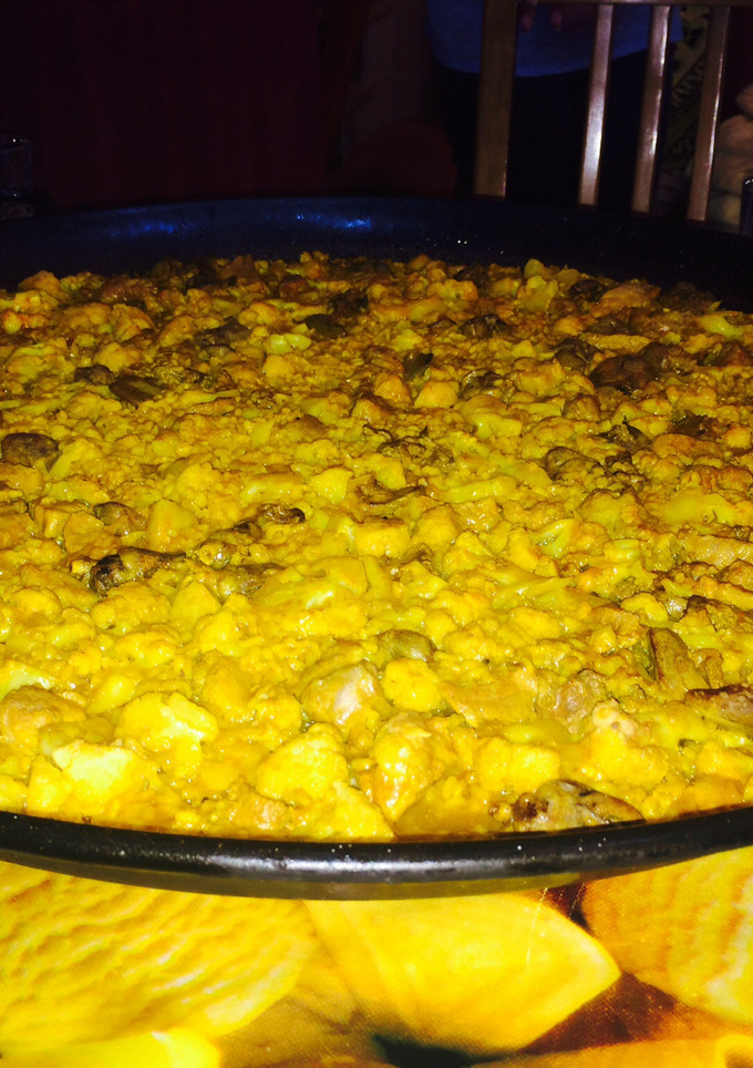 Una foto de Paella de coliflor y costillas 
