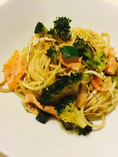 Una foto de Espaguettis con gulas y salmón