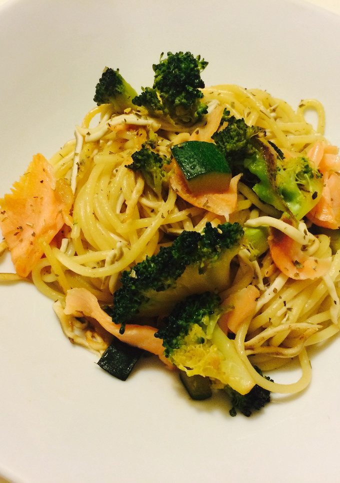 Una foto de Espaguettis con gulas y salmón