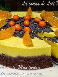 Una foto de Tarta mousse de mandarina con base de galletas y nueces