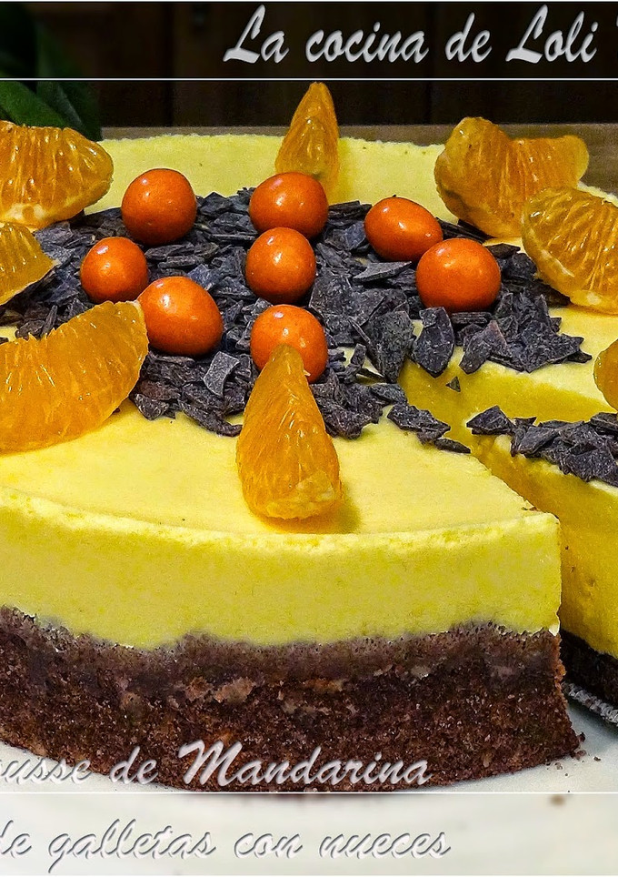 Una foto de Tarta mousse de mandarina con base de galletas y nueces