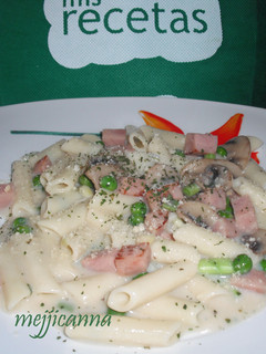 Una foto de Pasta con crema de Champiñones y Guisantes
