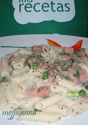Una foto de Pasta con crema de Champiñones y Guisantes