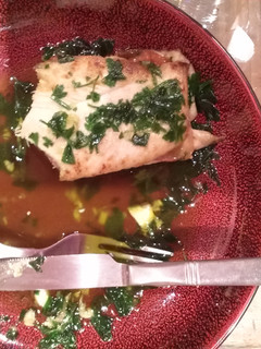 Una foto de Pechuga con jamón serrano y salsa