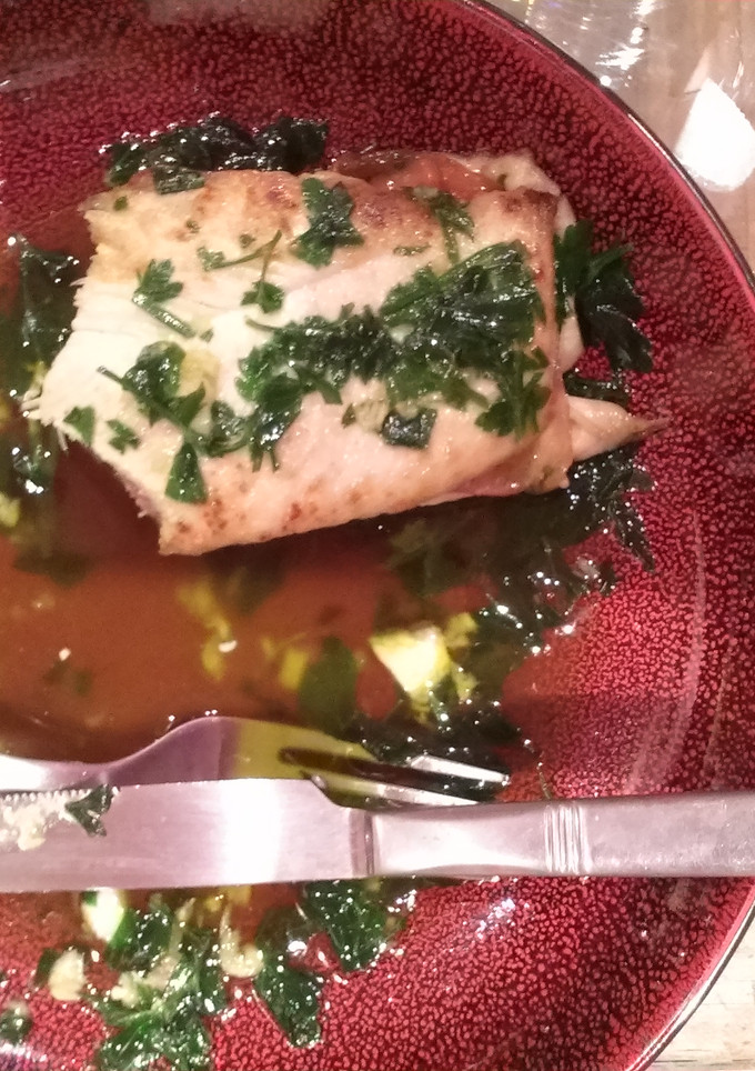 Una foto de Pechuga con jamón serrano y salsa