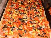 Una foto de pizza con salame