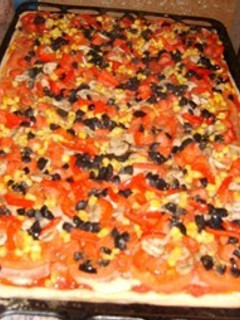 Una foto de Pizza casera con muchos ingredientes