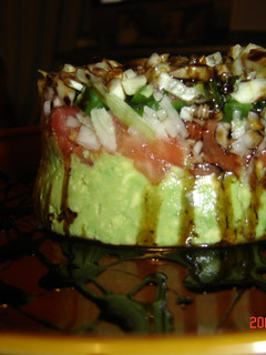 Una foto de Timbal de aguacate con picadillo