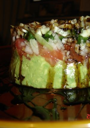Una foto de Timbal de aguacate con picadillo