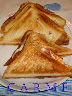 Una foto de Triangulo de jamón Ibérico con queso