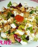 Ensalada fresca de pollo, queso y frutos secos