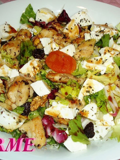Una foto de Ensalada fresca de pollo, queso y frutos secos