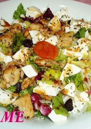 Una foto de Ensalada fresca de pollo, queso y frutos secos